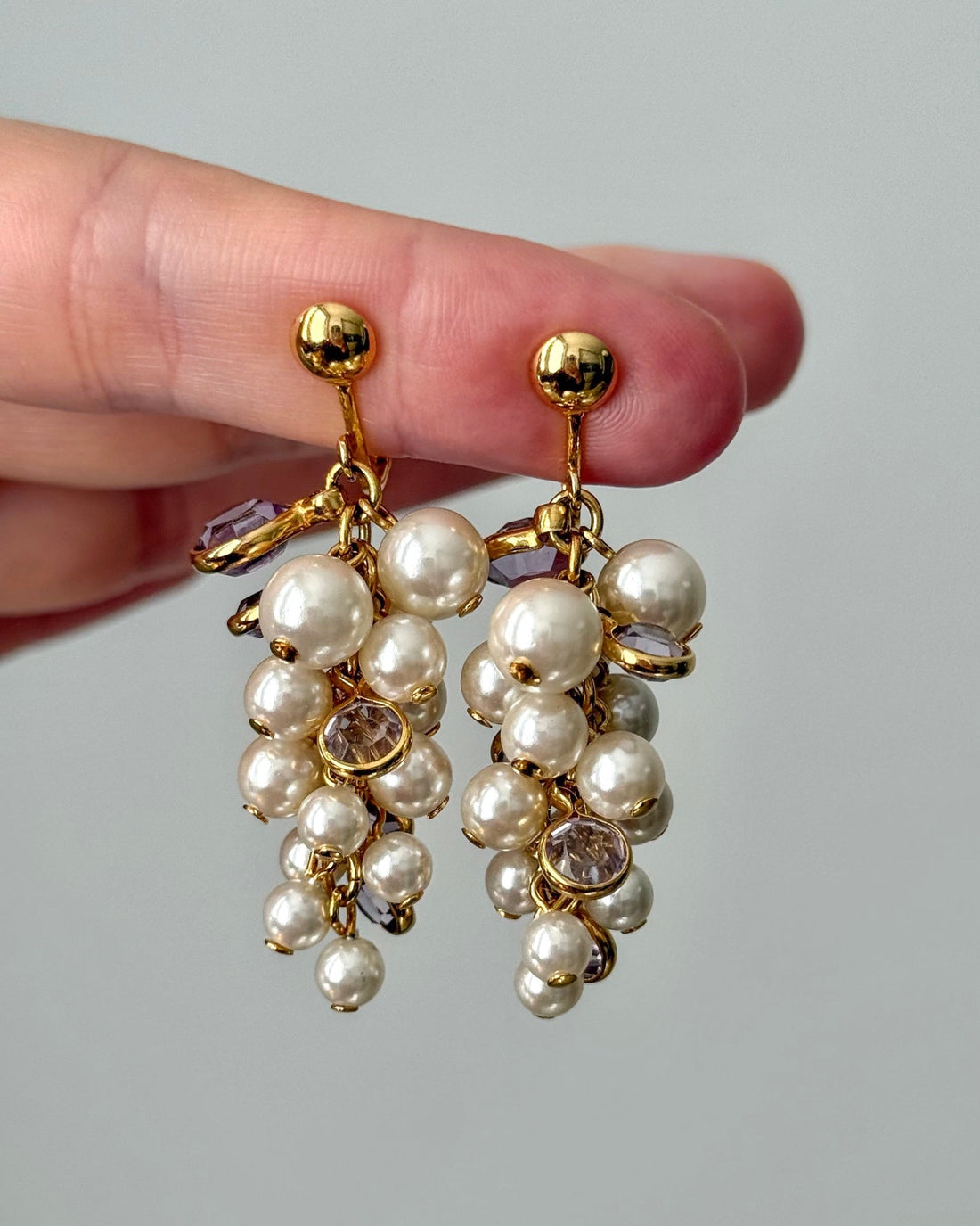 Duże klipsy vintage w złotym tonie, statement earrings 2026.