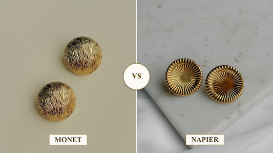 Monet vs Napier — porównanie klipsów. Po lewej teksturowane klipsy Monet, po prawej geometryczne klipsy Napier z motywem sunray. Biżuteria vintage.